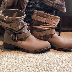 Sketchers tan short boots.